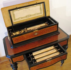 An interchangeable cylinder musical box